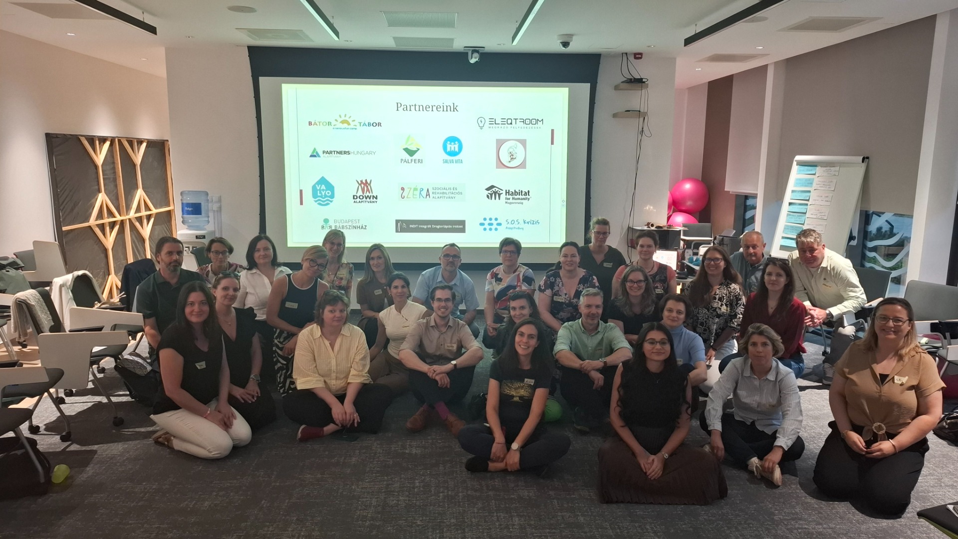 A Social Impact szervező csapata, a senior és junior szervezetfejlesztők és a nonprofit szervezetek